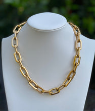Load image into Gallery viewer, Gianna Oval Link Necklace in gold