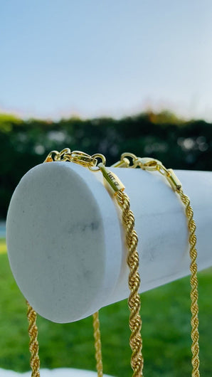 Video of sanza jewelry men's rope chain in yellow 14 karat gold filled. Hypoallergenic, tarnish resistant and water resistant. High quality affordable luxury.