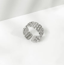 Cargar imagen en el visor de la galería, Charley Watch Band Link Ring in silver
