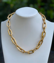 Load image into Gallery viewer, Gianna Oval Link Necklace in gold
